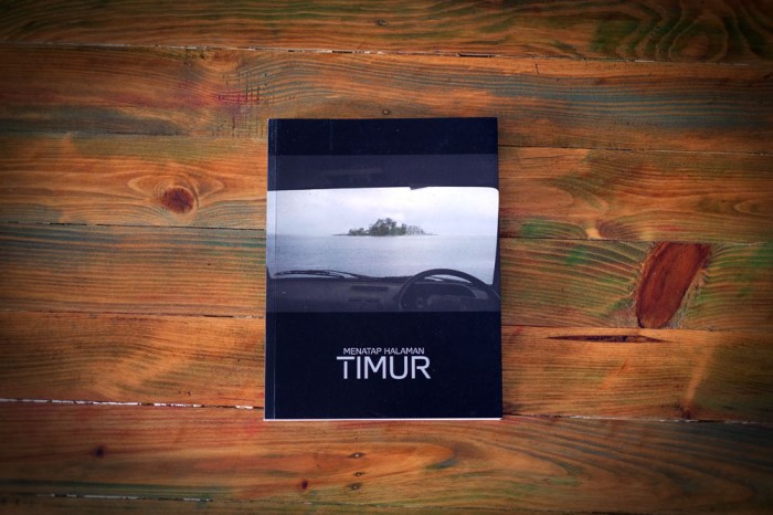 menatap halaman timur